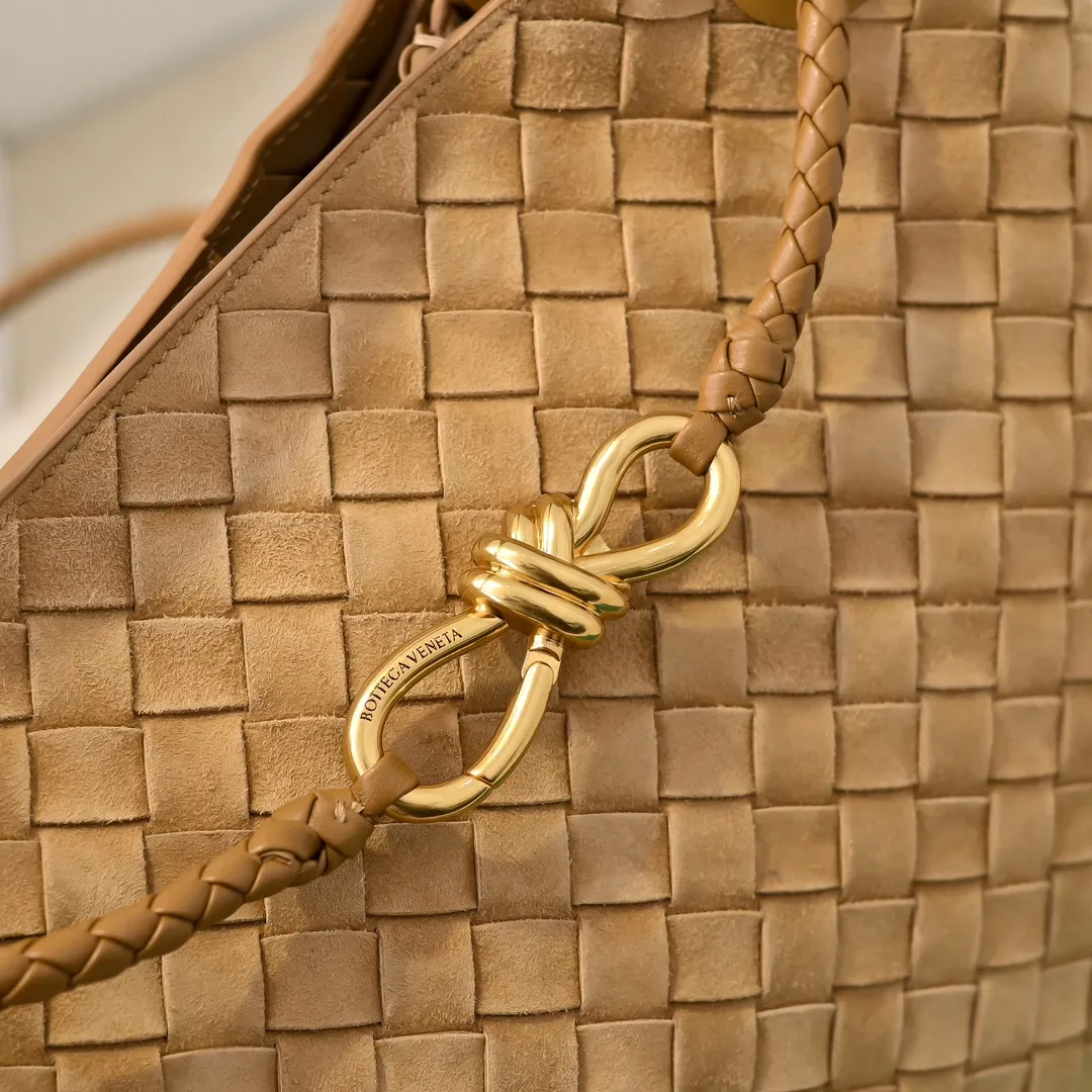 Batch 2360 BV new Andiamo is shipped‼ ️Really popular🔥The new Andiamo woven handbag launched by Bottega Veneta this season is really popular all over the world! ! Celebrities at home and abroad have worn it, and Oscar-winning actress Michelle Yeoh has taken it out on the street. Song Jia, Trai Yara, Yu Feihong, Sanji Ayaka, Rosie Hunting-Whiteley, Yoshioka Riho, etc. have all picked up this bag. It is classic and versatile, showing off its temperament, and the bag capacity is also large, which is very convenient for daily commuting! ! A variety of carrying methods, the shoulder straps can be adjusted by yourself, the original lambskin feels soft and delicate, and the unisex style breaks gender boundaries and brings a more practical and longer-lasting use experience. Andiamo, which has both elegant and casual styles, perfectly interprets the true appearance of "fashionable old money style". Style number: 8463 Size: 32*24*12